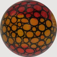 Kugel in orange, rot Motiv kleine schwarze Kreise