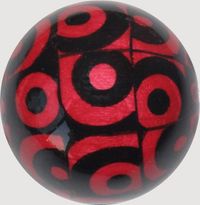 rote Kugel mit schwarzen, geometrischen Motiven