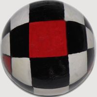 schwarz, weisse Kugel mit Schachbrettmuster (1 rotes Feld)